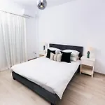 The Urban Elegance Classic Luxury 2br With Balcony Salonic