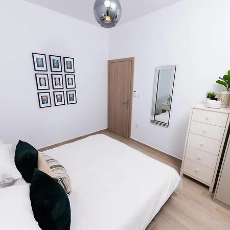 The Urban Elegance Classic Luxury 2br With Balcony