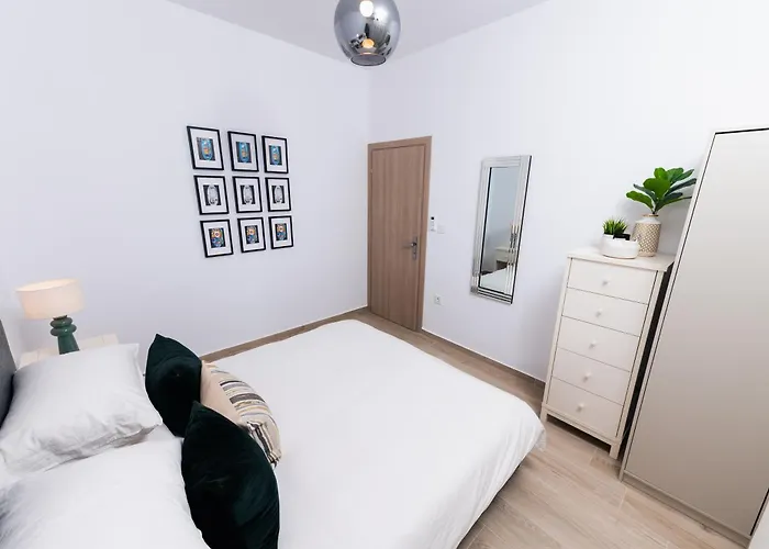 The Urban Elegance Classic Luxury 2br With Balcony